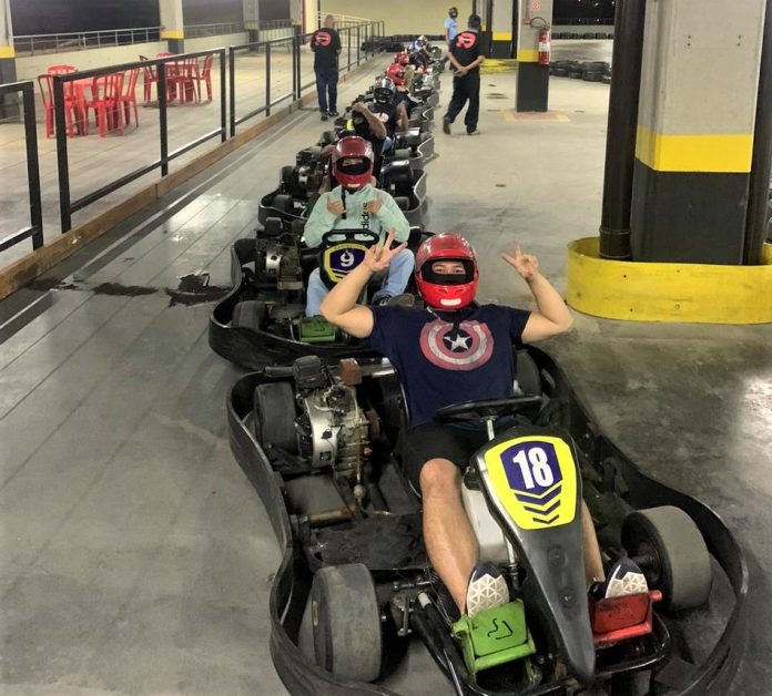 Nova atração para quem gosta de velocidade está instalada no estacionamento coberto do Suzano Shopping e ocupa todo o piso G2