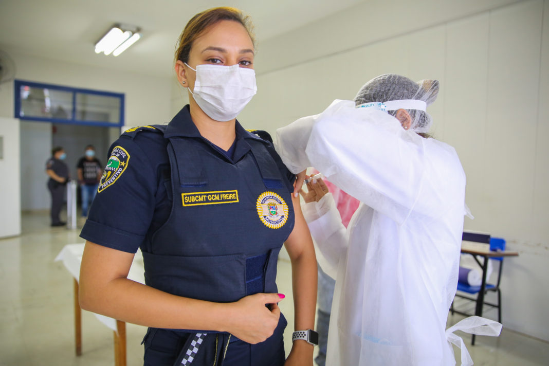 Agentes da GCM de Poá começam a ser vacinados contra a Covid-19