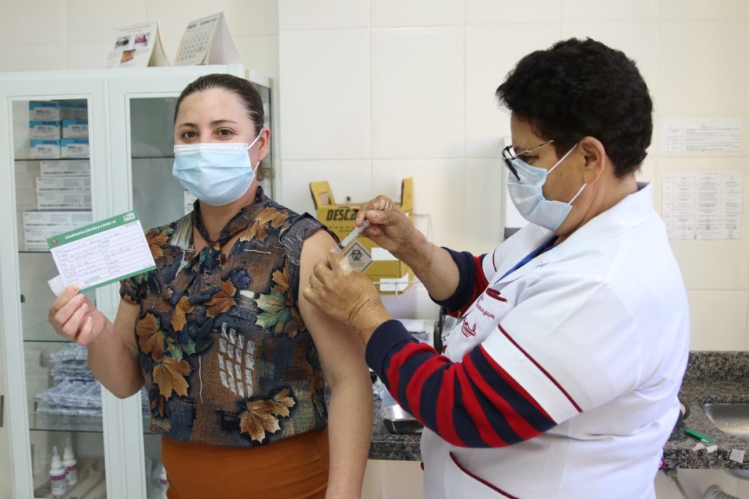 Pessoas com 40 anos ou mais começam a ser vacinadas contra Covid-19 em Ferraz