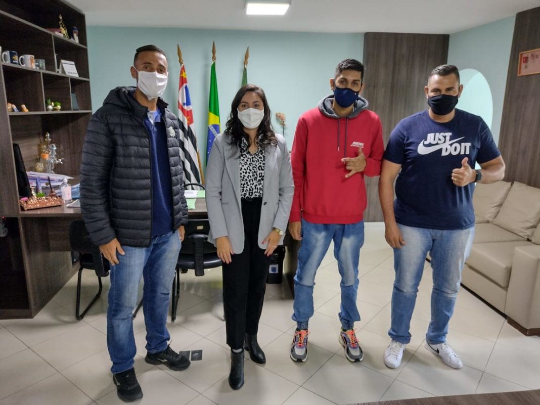 Vereador Teteco (1º dir), líder comunitário, prefeita Priscila Gambale durante reunião no Executivo