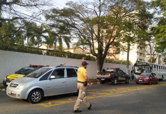 Prefeitura de Ferraz notifica Radial e apreende vans por irregularidades durante greve da CPTM