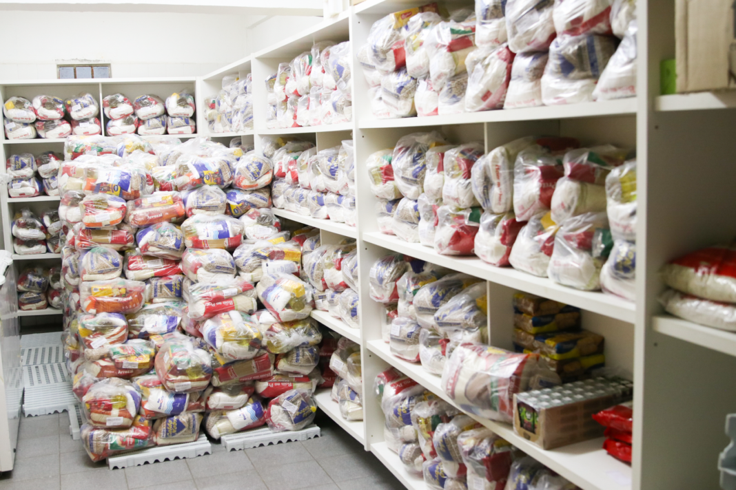 Kit de alimentação complementar continua sendo entregue em Ferraz