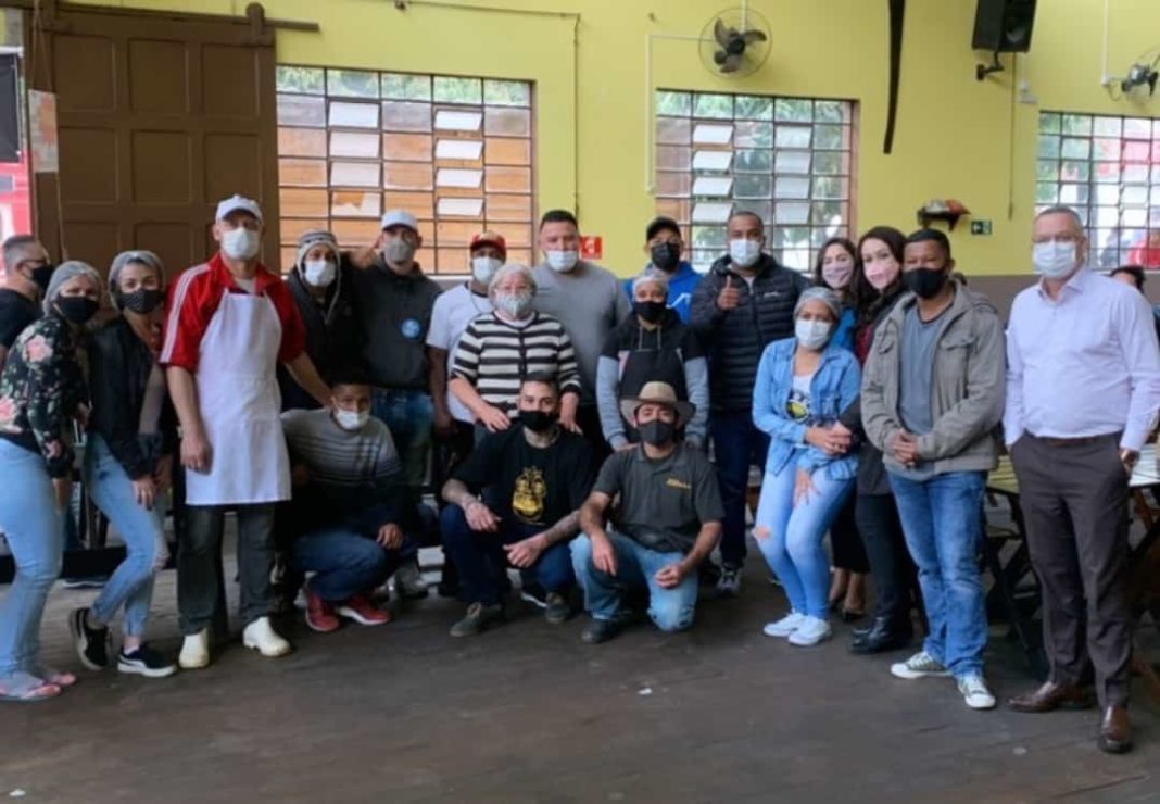 Página Salve Ferraz faz mega entrega de agasalhos e marmitex
