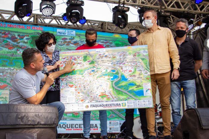 Prefeito de Itaquá recebe primeiro exemplar do mapa ilustrado do município