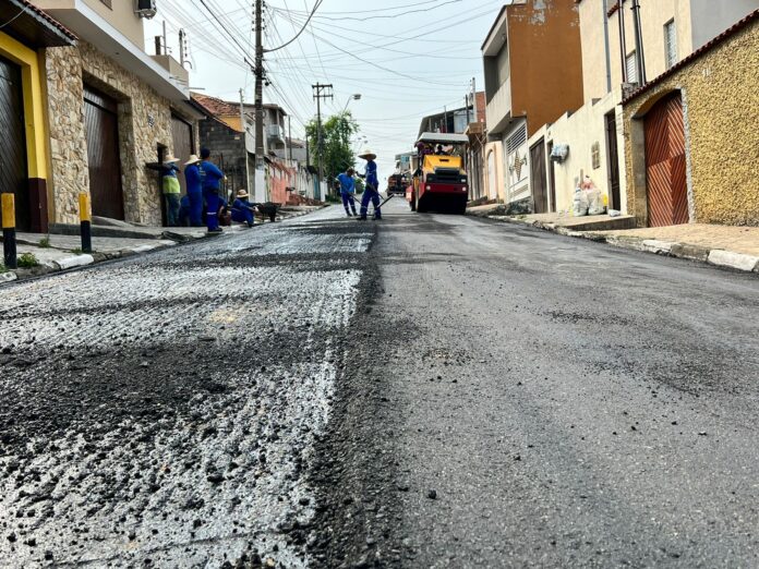 Avenida Deputado Joviano Alvim começa a receber serviço de recomposição asfáltica