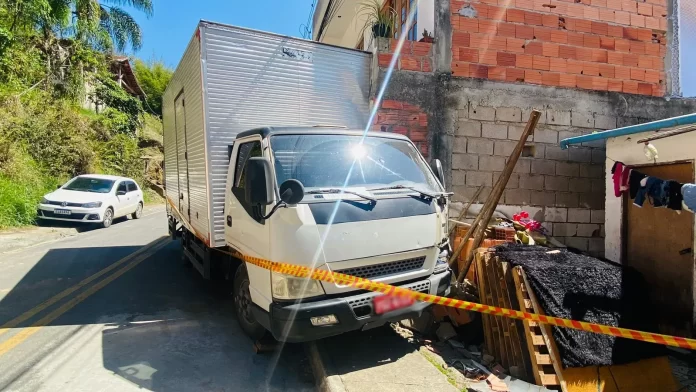 Caminhão passa por cima de homem que fazia manutenção do veículo em Guararema