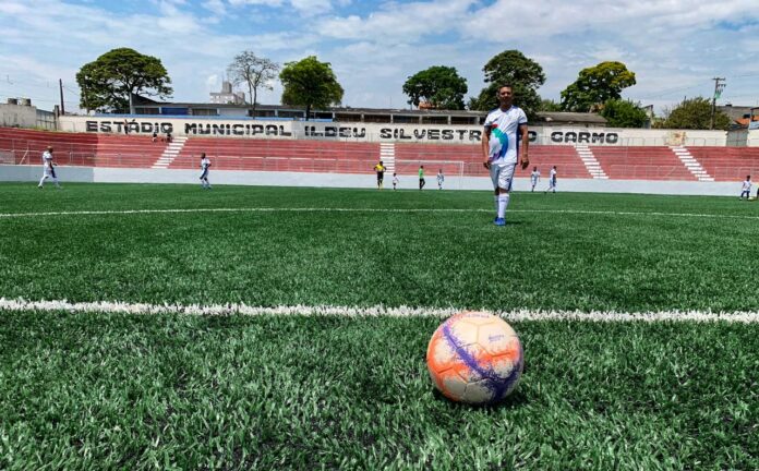 Itaquá realiza jogo experimental para testar gramado sintético do Campo do Brasil