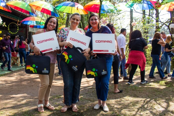 Na véspera do Dia do Professor, Prefeitura de Itaquaquecetuba entrega 1.905 notebooks aos docentes