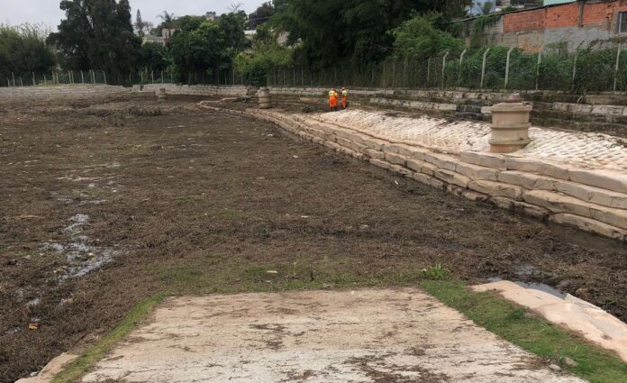 Piscinão recebe limpeza e desobstrução