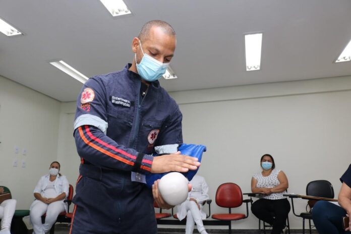 Enfermeiro do Samu ensina manobra que salvou bebê engasgada em creche