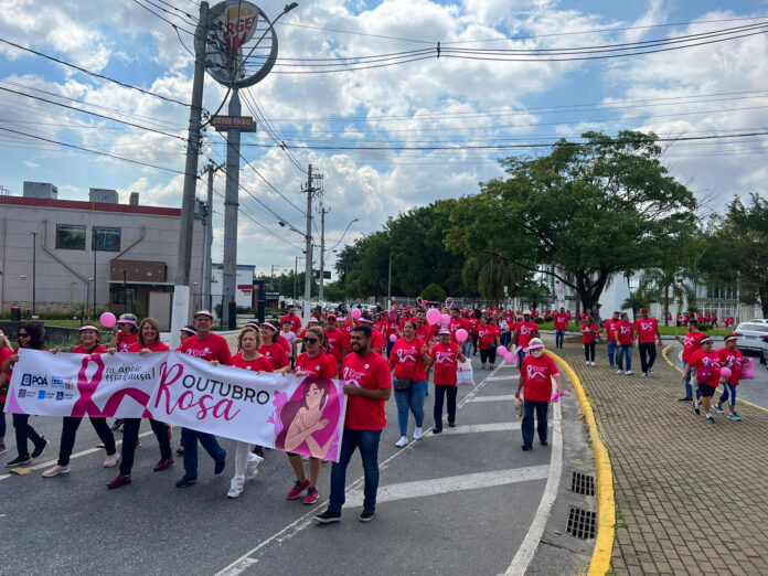 Cerca de 600 pessoas participaram da caminhada contra o câncer de mama neste sábado