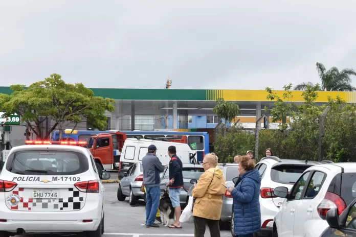 Van da Polícia Civil é flagrada balançando bandeira do Brasil ao passar por ato bolsonarista