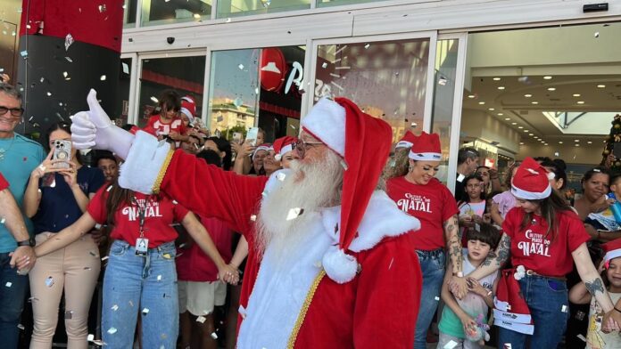 Personagem mais aguardado do ano chegou de helicóptero e inaugurou a temporada de Natal do centro de compras e lazer suzanense; pelo menos 7 mil pessoas estiveram no shopping durante a programação