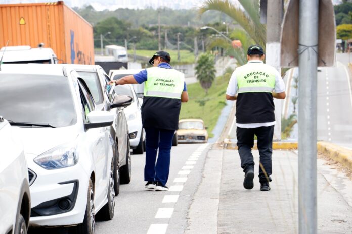 Equipes da Secretaria de Transporte orientam motoristas em saída para férias