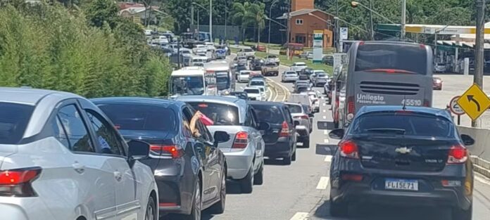 Por volta das 14h, congestionamento para quem seguia em direção a praia já era de mais de 30 quilômetros. Durante a manhã desta quinta-feira (2), o movimento de veículos era intenso em direção a Mogi das Cruzes. Mogi-Bertioga está congestionada na tarde desta quinta-feira