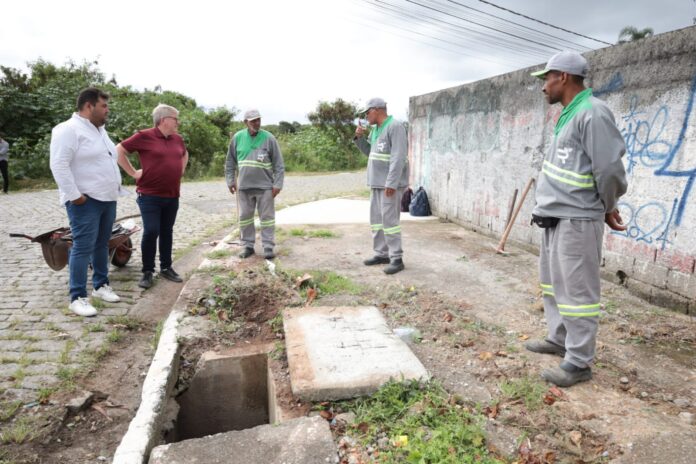 Prefeito vai às ruas para acompanhar trabalho de limpeza na cidade