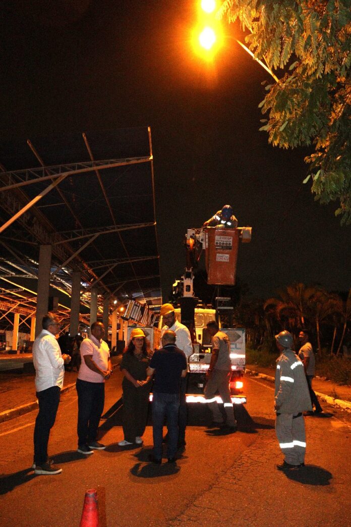 Terminais do centro e da Cidade Kemel recebem nova iluminação e ações de zeladoria