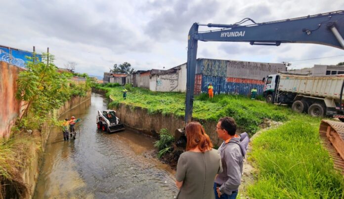 Trabalho de limpeza em cursos d´água tem continuidade no Córrego dos Canudos