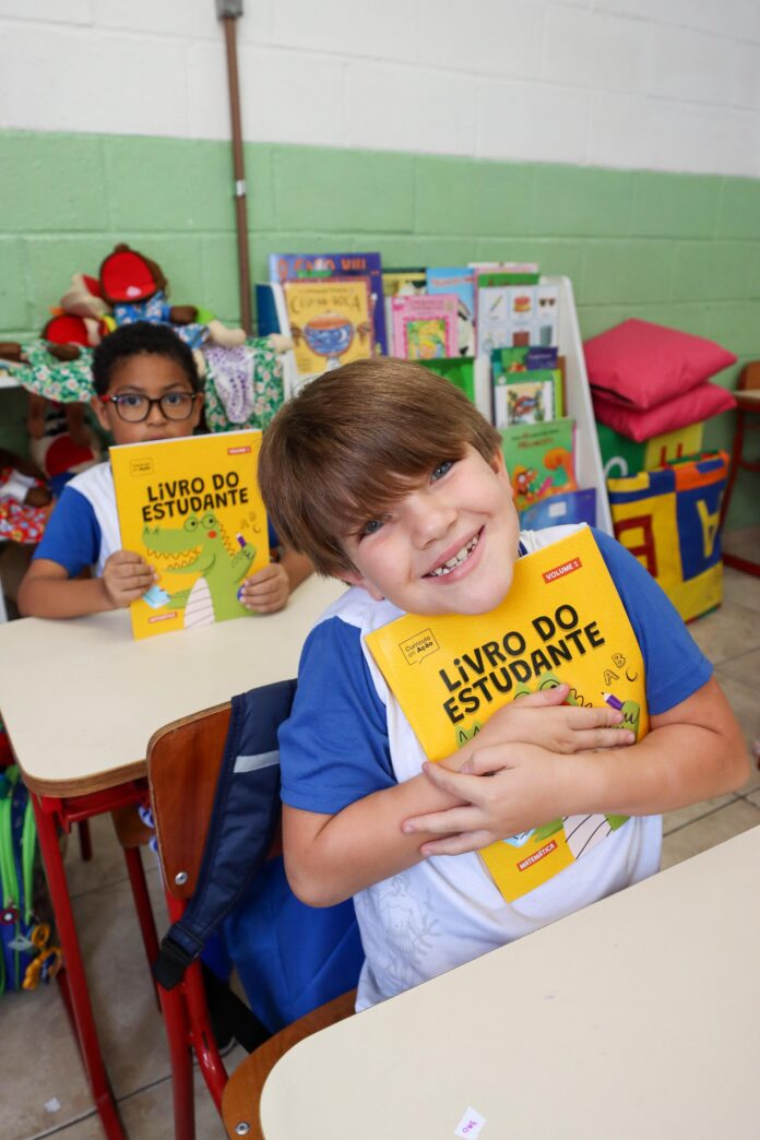 Educação de Itaquá distribui 75 mil livros didáticos em 38 escolas municipais