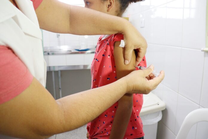 Suzano reforça importância da vacina para dengue e febre amarela às vésperas do carnaval