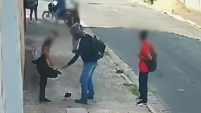 Câmera flagra assaltante levando tênis de estudante na saída da escola em Poá