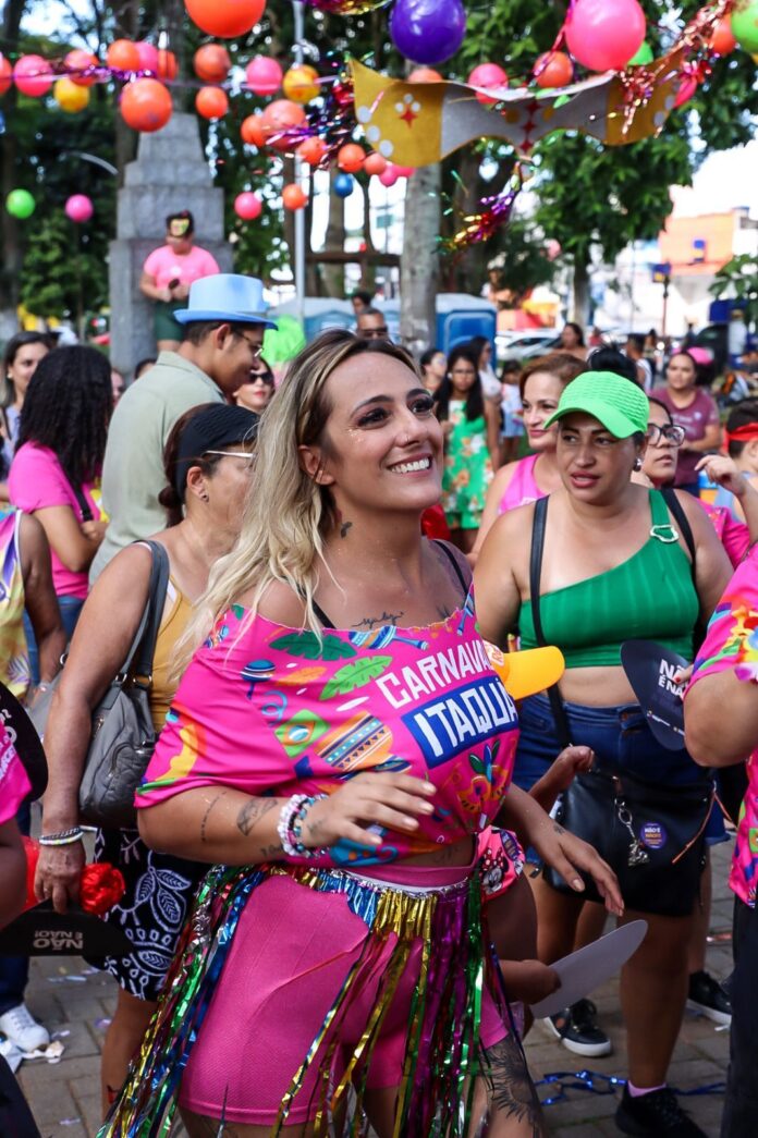 Carnaval de Itaquá reúne 1,5 mil pessoas em tarde de sol e folia