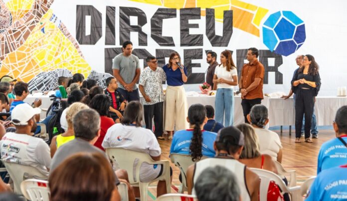 Prefeita se reúne com pais e alunos e reforça compromisso com melhoria do Centro do Paradesporto