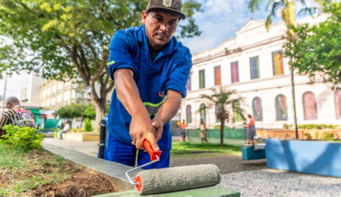 Primeiro dia do mega mutirão no Centro é concluído com mais de 25 mil metros quadrados de roçada