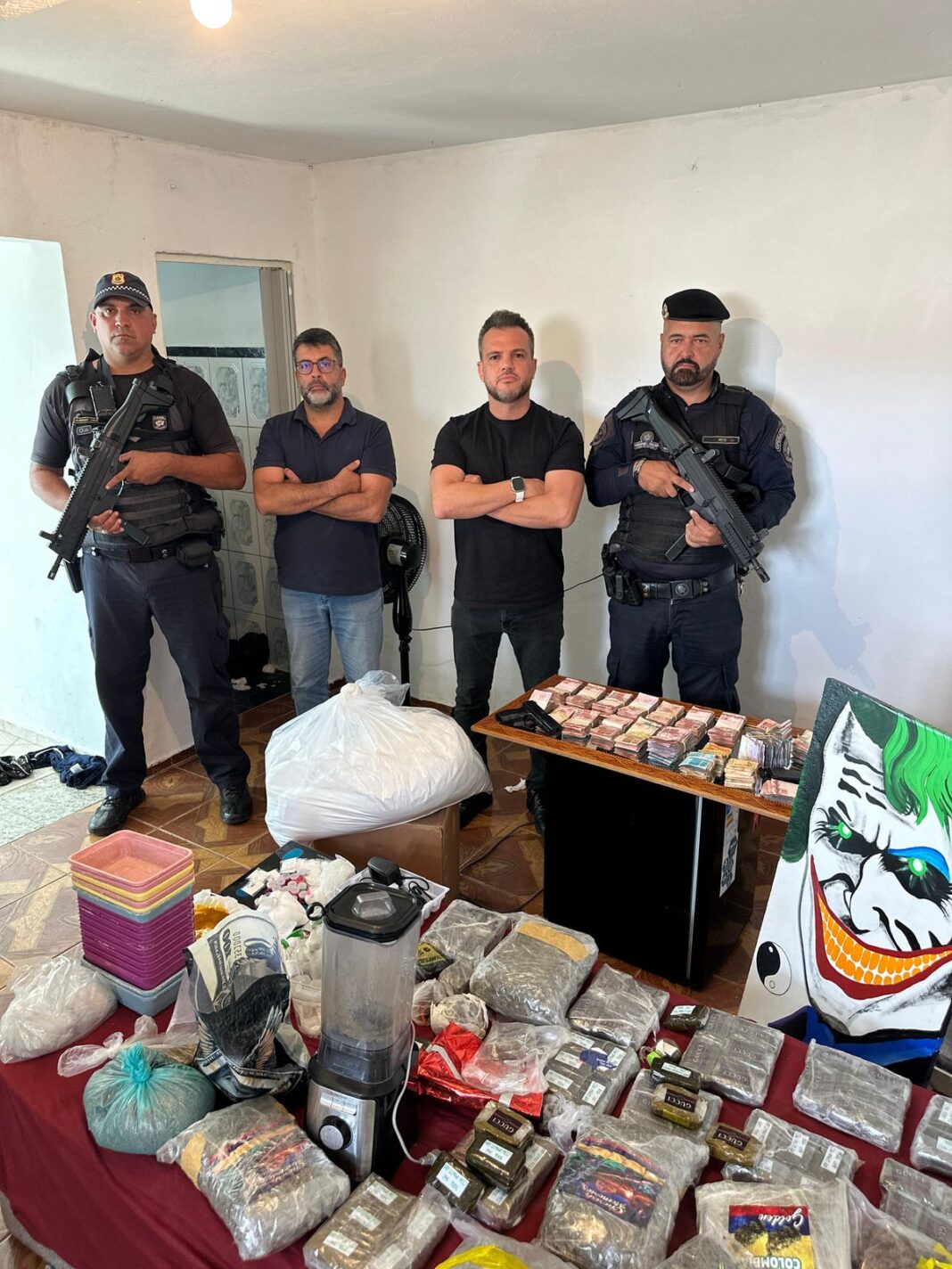 GCM de Itaquá estoura duas casas bomba e apreende 5 mil drogas
