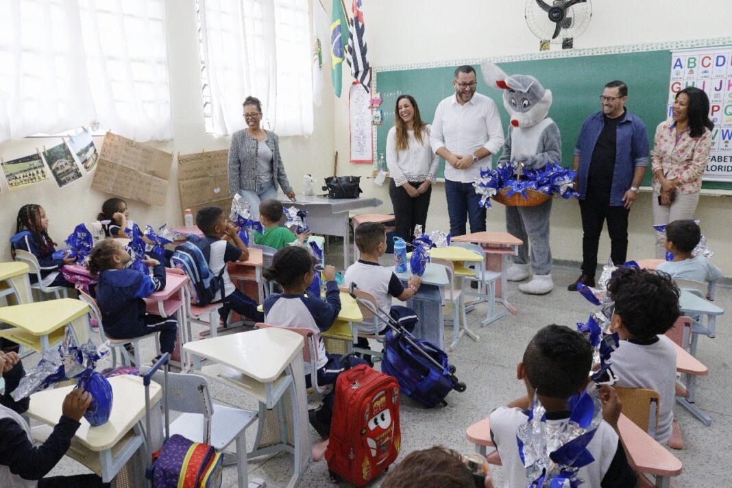 Prefeitura de Poá distribui ovos de Páscoa para alunos da Rede Municipal
